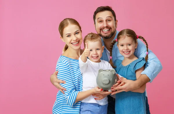 Ekonomisk planering lycklig familj mor far och barn med — Stockfoto