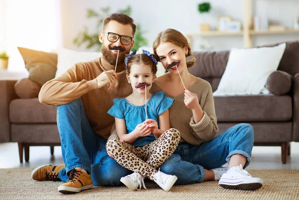 Lycklig rolig familj mamma far och barn dotter med mustach — Stockfoto