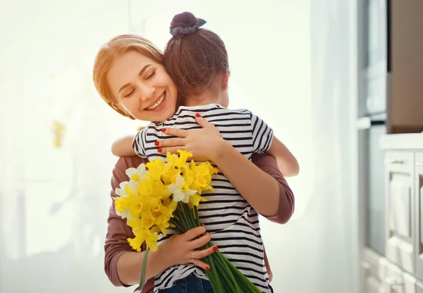Glücklicher Muttertag! Tochter schenkt Mutter einen Blumenstrauß — Stockfoto