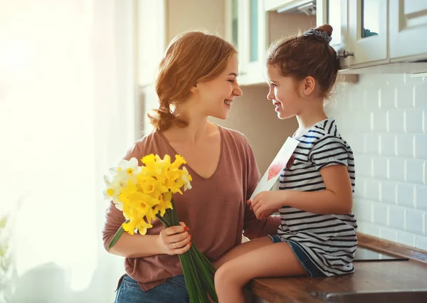 Happy mother's day! child daughter   gives mother a bouquet of f — Stock Photo, Image