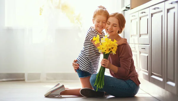 Happy Den matek! dítě dcera dává matce kytici f — Stock fotografie