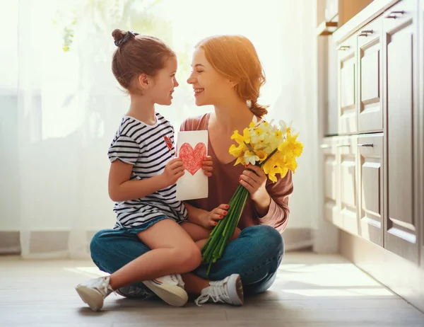 Happy mother's day! child daughter   gives mother a bouquet of f — Stock Photo, Image