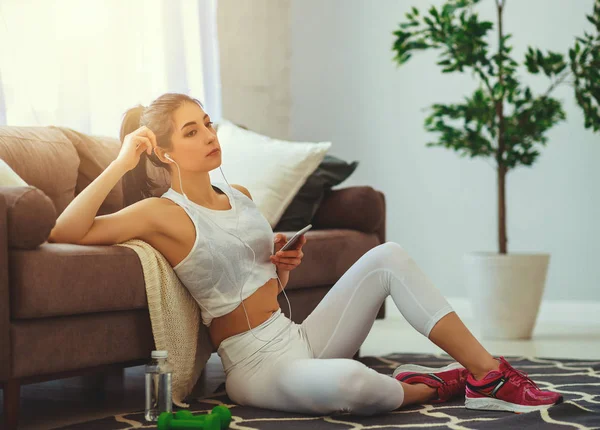 Chica haciendo deporte fitness en casa descansando y bebiendo wate — Foto de Stock