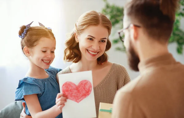 ¡Feliz día del padre! familia mamá e hija felicitar a papá y —  Fotos de Stock