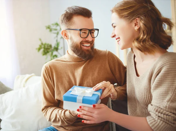 Happy married couple man and woman give a gift for holiday — Stock Photo, Image