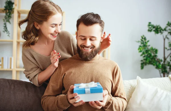 Feliz casal homem e mulher dar um presente para férias — Fotografia de Stock