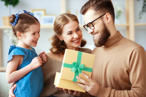 Buona festa del papà! famiglia mamma e figlia congratularsi con papà e — Foto Stock