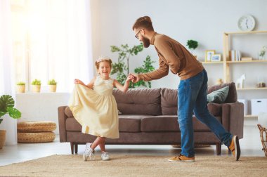 Mutlu baba günü! Aile Baba ve çocuk kızı Prenses Danci