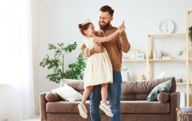Mutlu baba günü! Aile Baba ve çocuk kızı Prenses Danci
