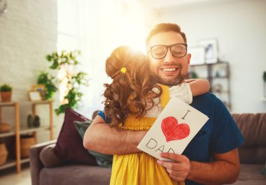 Babalar günü. Mutlu aile kızı baba ve gülmek sarılma