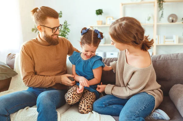 Щаслива родина мати батько і дитина дочка сміється вдома — стокове фото