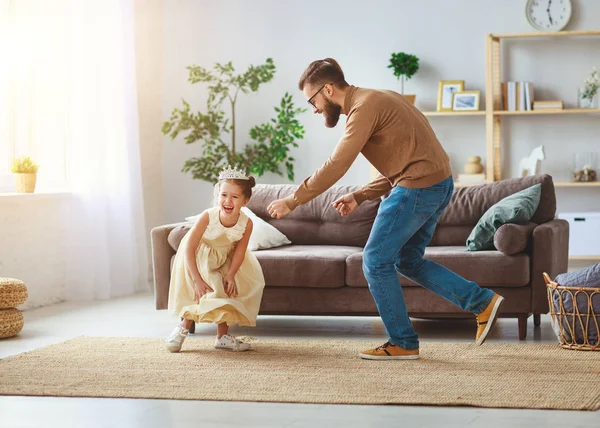 Glücklicher Vatertag! Familie Vater und Kind Tochter Prinzessin dance — Stockfoto