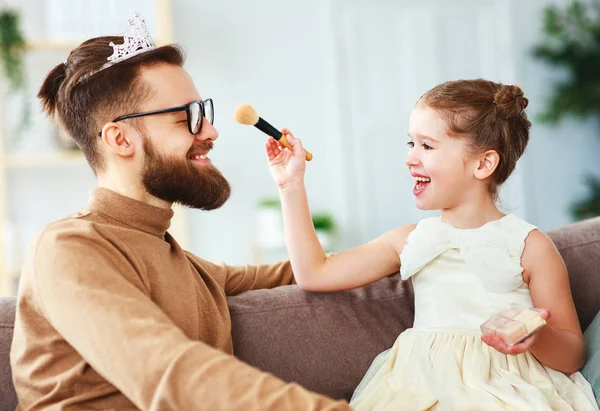 ¡Feliz día del padre! niño hija en corona hace maquillaje a papá — Foto de Stock