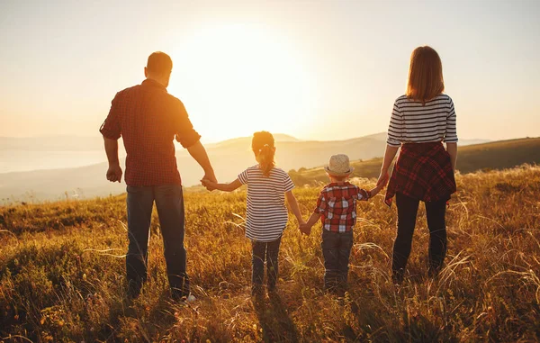 Famiglia felice: madre, padre, figli figlio e figlia al tramonto — Foto Stock