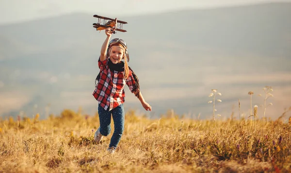 Dítě pilot aviator se letadlo sny o cestování v létě — Stock fotografie