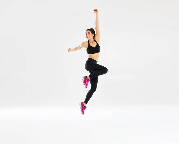 Gelukkige jonge vrouw doet fitness sport op wit — Stockfoto