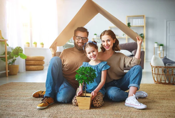 Konzept für junge Familien. Mutter Vater und Kind im neuen h — Stockfoto