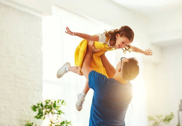 Día del Padre. Feliz familia hija abraza a su padre —  Fotos de Stock