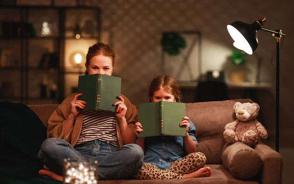 Сім'я перед сном мама читає своїй дочці бо — стокове фото