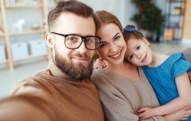 Neşeli mutlu aile anne baba ve çocuk selfies al,