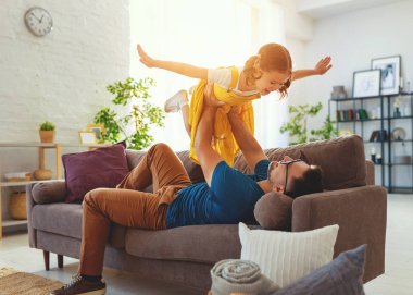 Babalar günü. Mutlu aile kızı babası hugs  