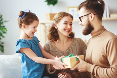 Mutlu baba günü! Aile Anne ve kızı Baba tebrik ve