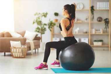 genç kadın fitness ve spor evde yapıyor    