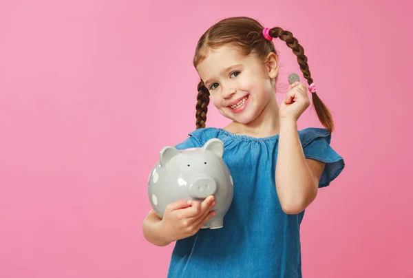 Concept financier de l'argent de poche des enfants. enfant fille avec pi — Photo