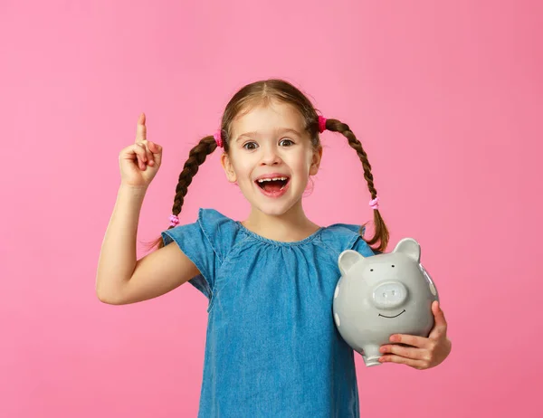 Financial concept of children's pocket money. child girl with pi — Stock Photo, Image