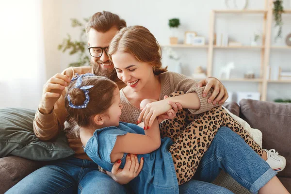Glückliche Familienmutter, Vater und Tochter lachen zu Hause — Stockfoto