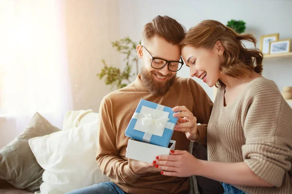 Счастливая супружеская пара мужчина и женщина дарят подарок на праздник — стоковое фото