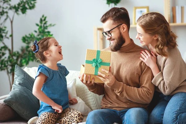 ¡Feliz día del padre! familia mamá e hija felicitar a papá y — Foto de Stock