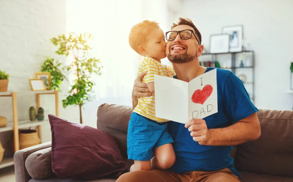 Father's day. Gelukkige familie dochter knuffelen papa en lach — Stockfoto