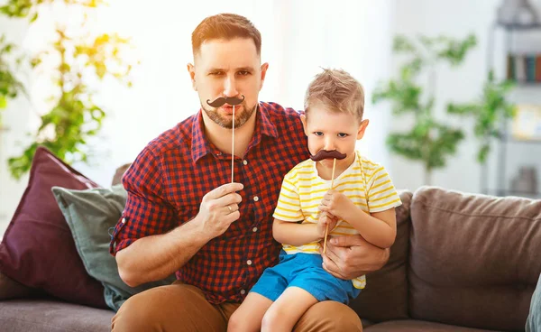 Fars dag. Lycklig rolig familj son och pappa med mustasch — Stockfoto