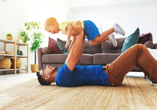 Alla festa del papà. Felice figlio di famiglia abbraccia suo padre — Foto Stock