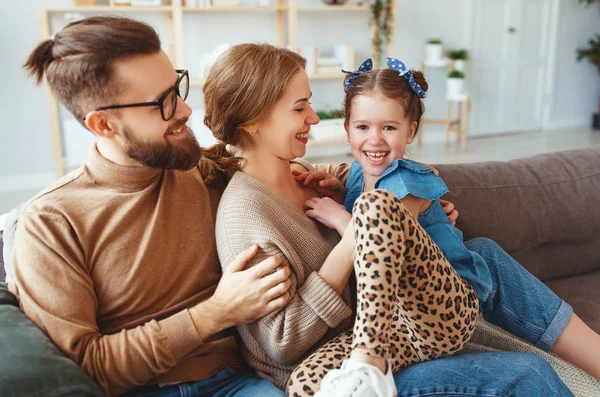 Felice famiglia madre padre e figlia figlia ridere a casa — Foto Stock