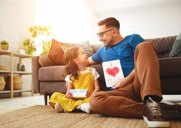 Alla festa del papà. Felice famiglia figlia abbracciare papà e ridere — Foto Stock