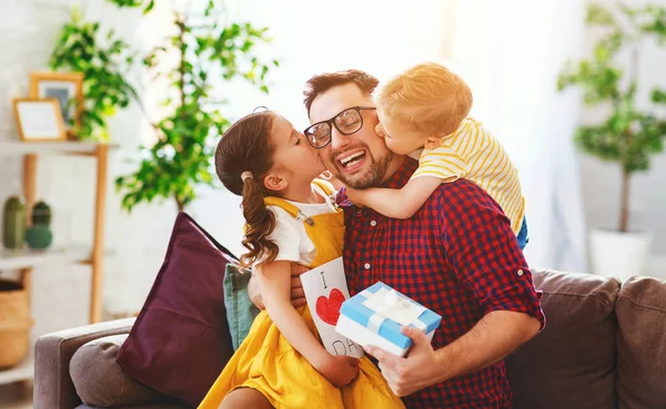 Šťastný den otců! Děti gratuluje otci a dává mu GIF — Stock fotografie