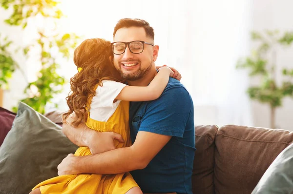 Vatertag. glückliche Tochter der Familie umarmt seinen Vater — Stockfoto
