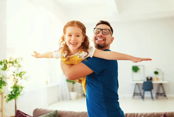 Father's day. Gelukkige familie dochter knuffels zijn vader — Stockfoto