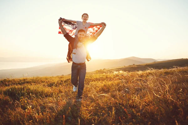 Feliz familia padre e hijo con bandera de estados unidos enjoyi — Foto de Stock