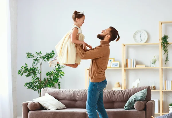 Glücklicher Vatertag! Familie Vater und Kind Tochter Prinzessin dance — Stockfoto