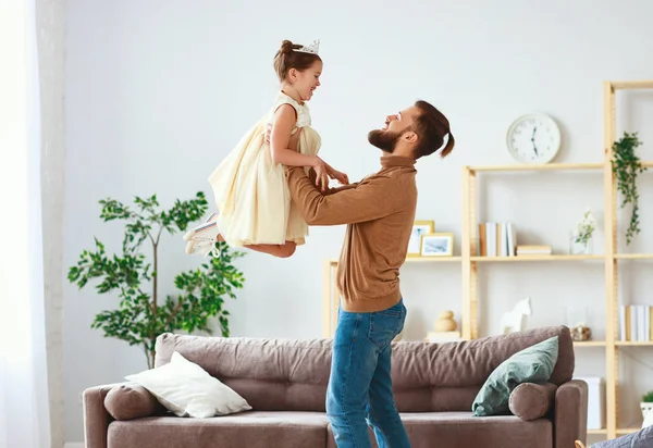 Buona festa del papà! padre di famiglia e figlia minore principessa danci — Foto Stock