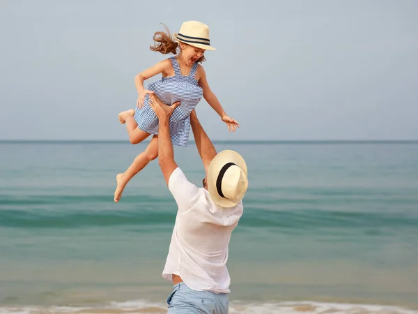 Familia feliz en la playa. padre e hija hija abrazo en se —  Fotos de Stock