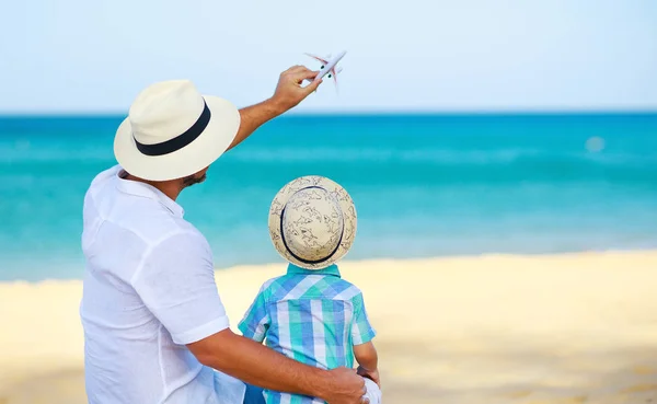 Glücklicher Vatertag! Vater und Sohn am Strand am Meer mit Modell — Stockfoto