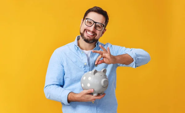 Concept van Finance en Business. man met Piggy Bank op Yello — Stockfoto