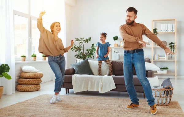Boldog család anya apa és gyermek lánya táncol otthon — Stock Fotó