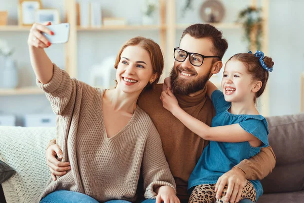 Joyeux heureux famille mère père et enfant prendre selfies, prendre — Photo