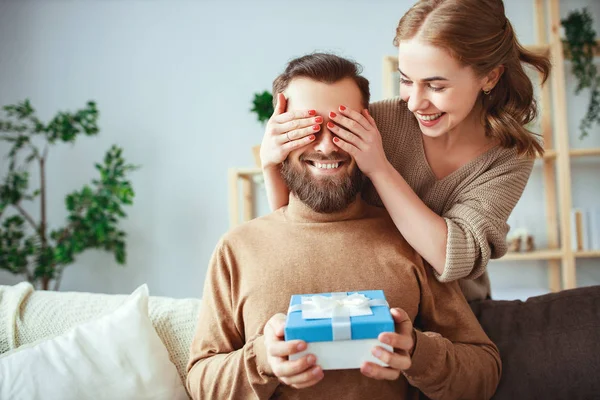 Счастливая супружеская пара мужчина и женщина дарят подарок на праздник — стоковое фото