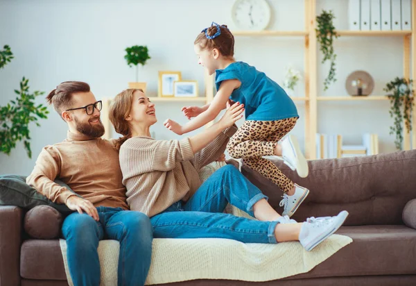 Família feliz mãe pai e filho filha rindo em casa — Fotografia de Stock